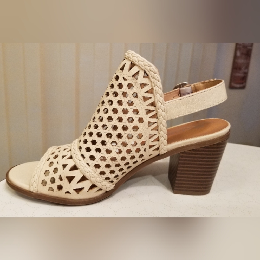 Massini  Ivory Sandal